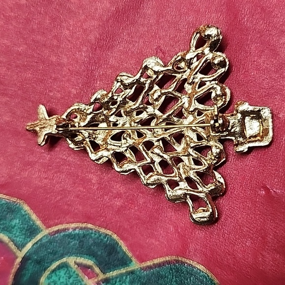 Vintage Gold Tone Christmas Tree Green & Red Enamel Pin Brooch - Picture 3 of 3